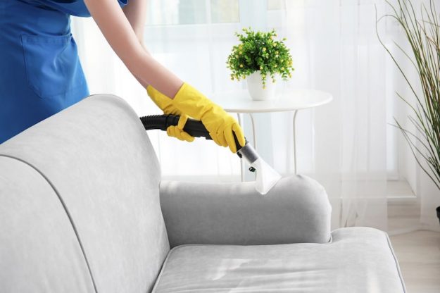 cleaning-furniture-1 تمیز کردن مبلمان فضای باز | تمیز کردن مبلمان | نحوه شستشوی صحیح مبلمان فضای باز