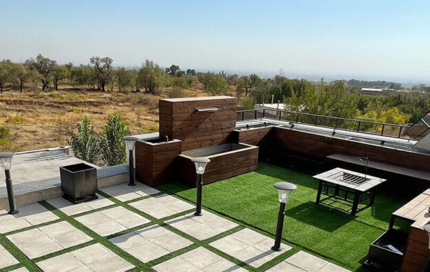 طراحی تراس سنتی با استفاده از میزهای منبت کاری شده