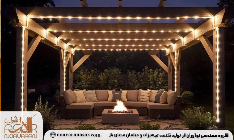 تزیین آلاچیق به سبک زمستانی با شمع، پتو و چراغ های ریسه ای